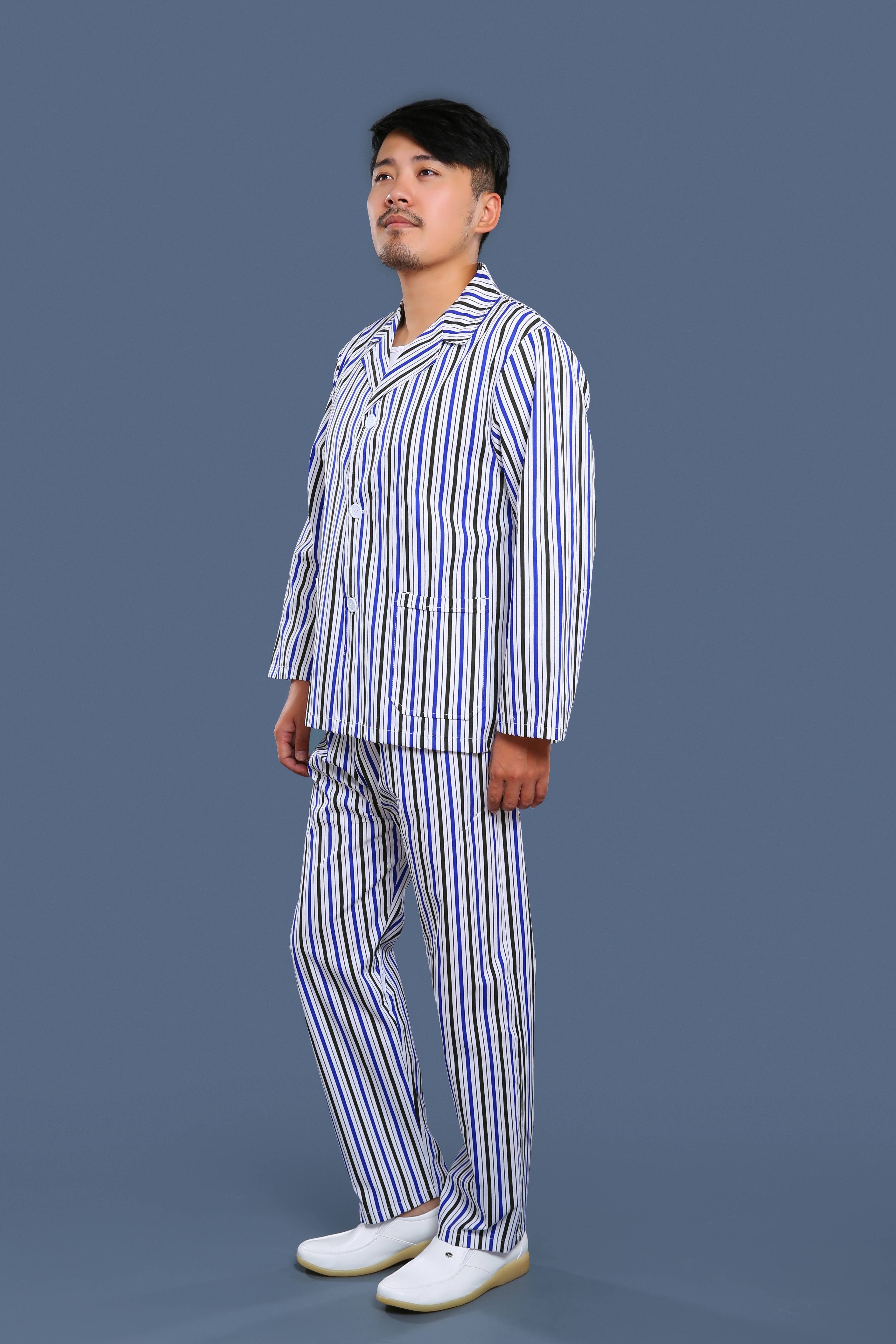藍黑條紋病號服側身照