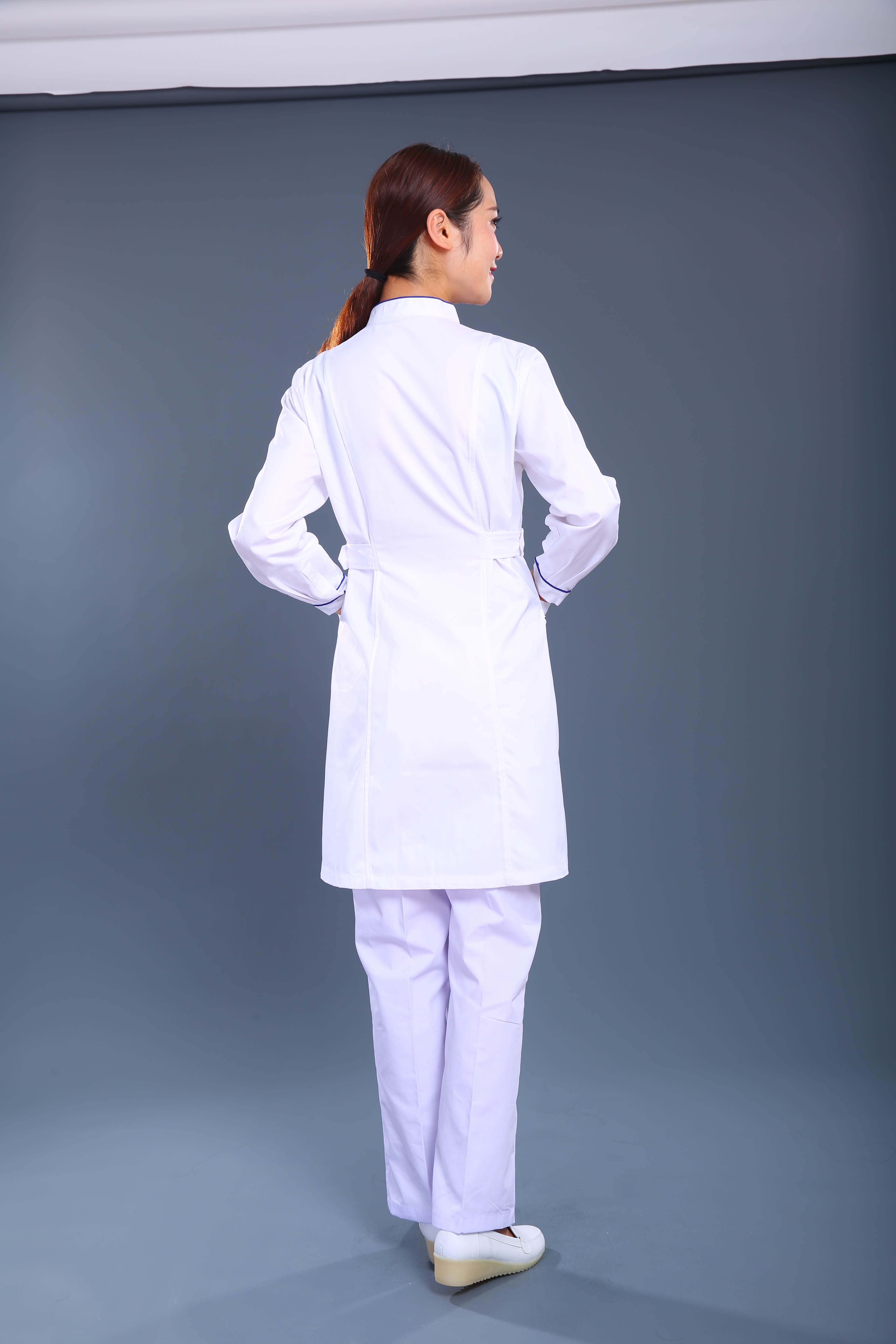 白色長(cháng)款護士制服