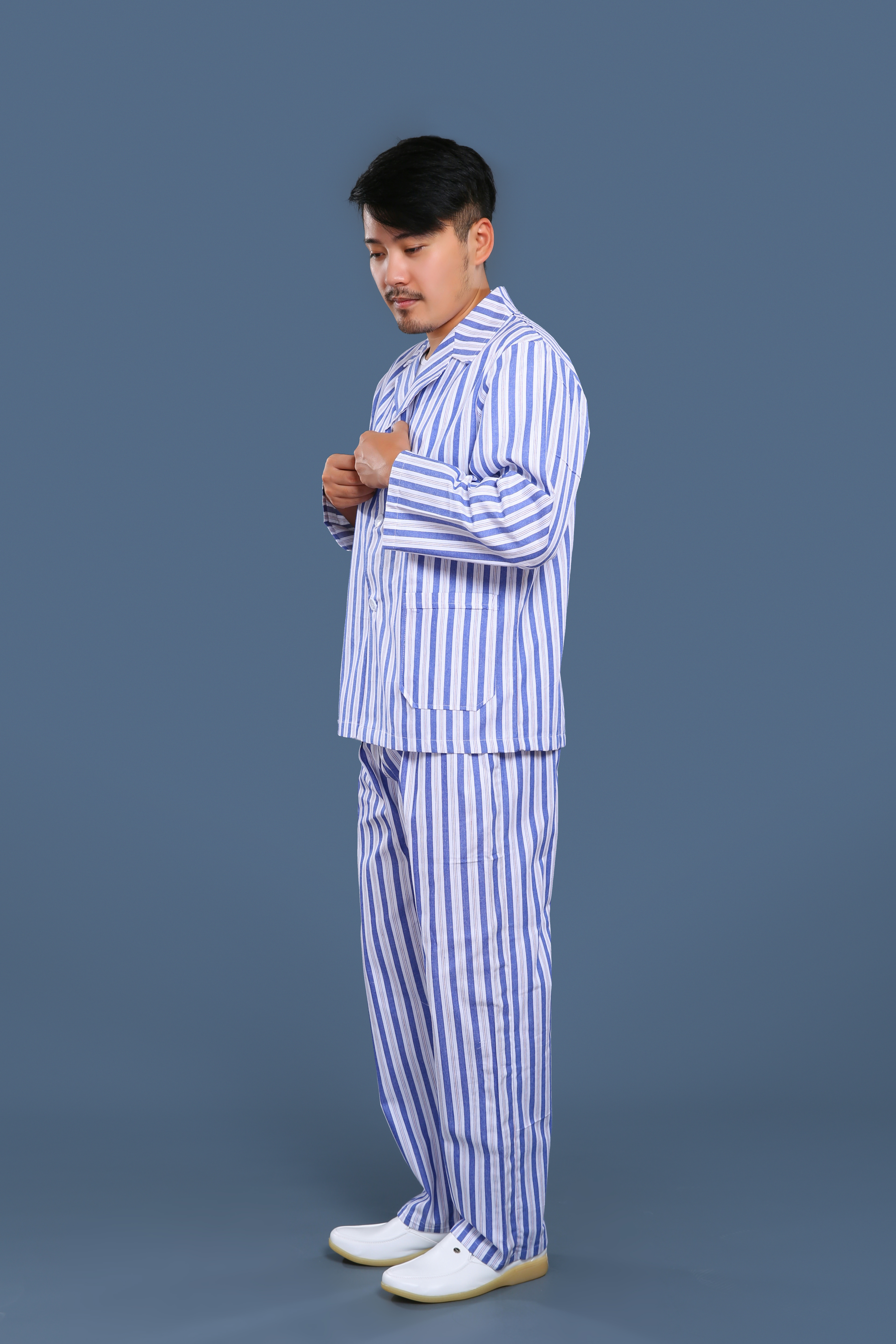 藍白條紋翻領(lǐng)病號服側面