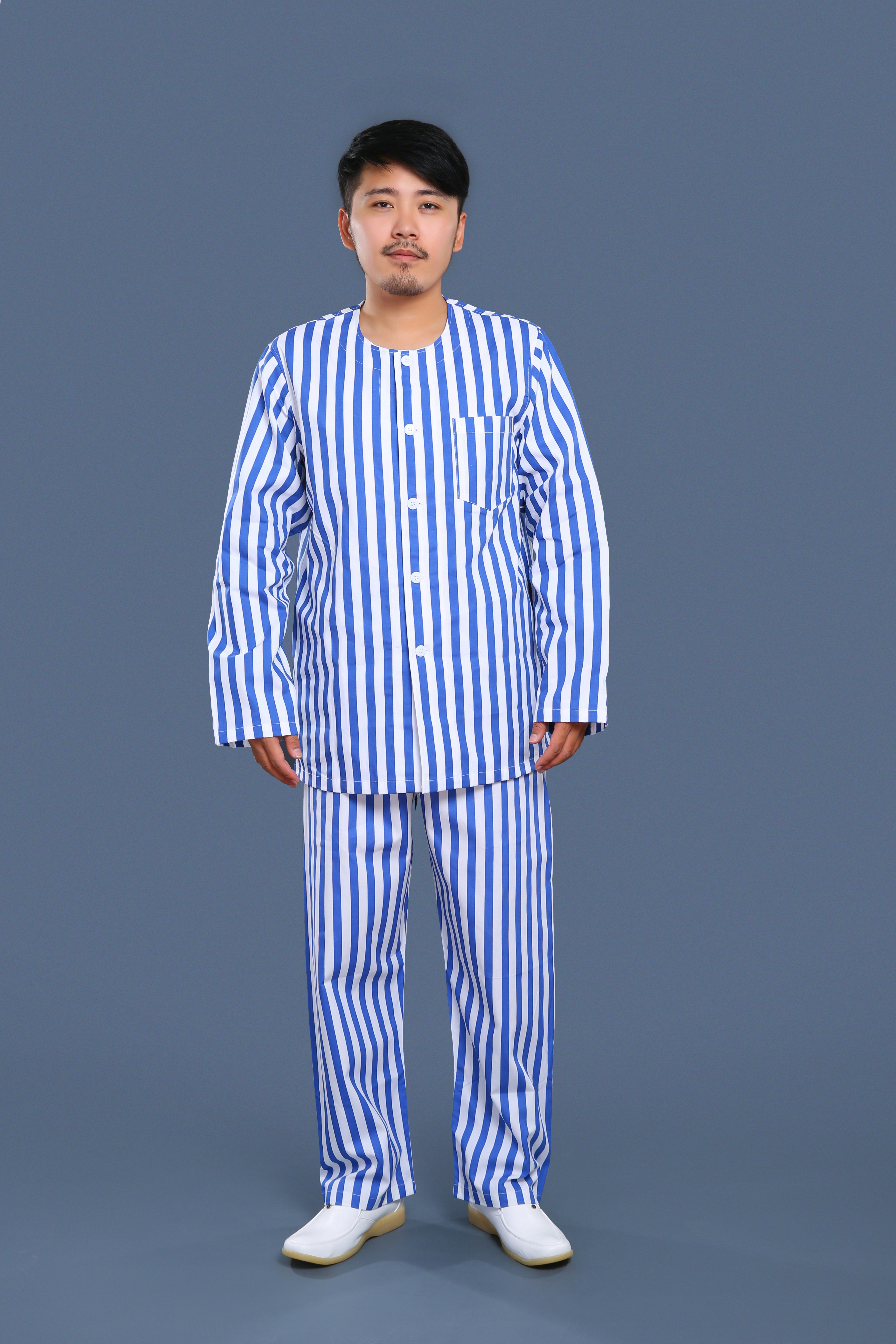 藍白條紋無(wú)領(lǐng)病號服