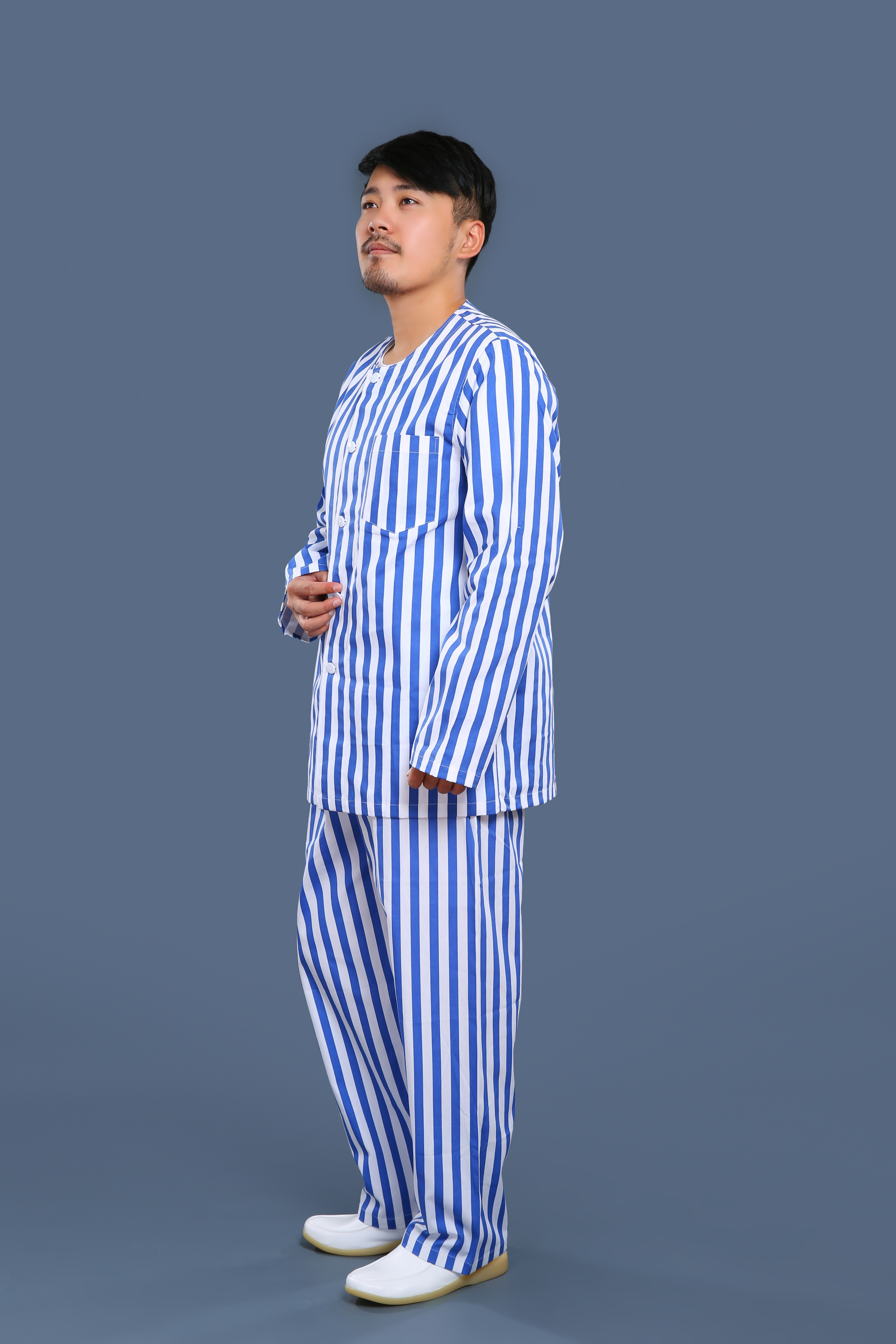 藍白條紋無(wú)領(lǐng)病號服